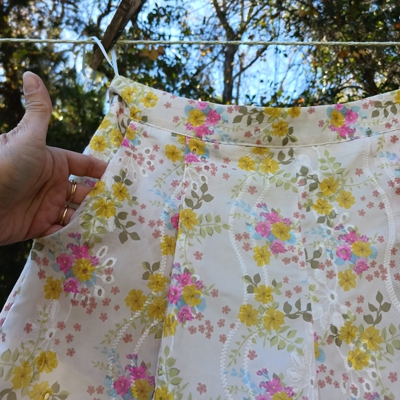 Floral Embroidred Design Short Shorts Juniors Size Medium - Picture 4 of 16